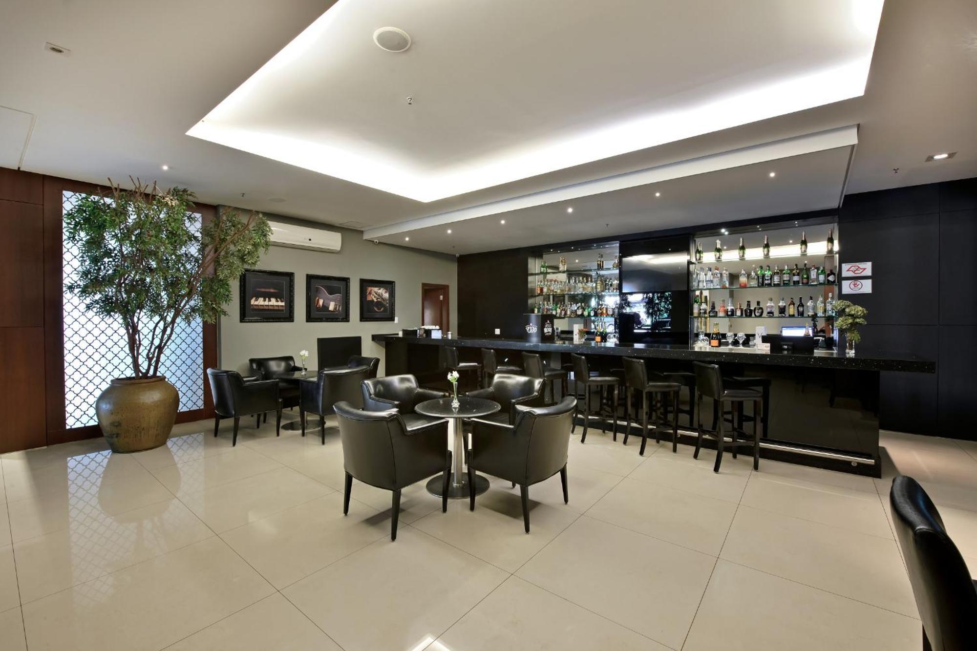 Hotel Mont Blanc Premium Рибейран-Прету Экстерьер фото The bar at the hotel