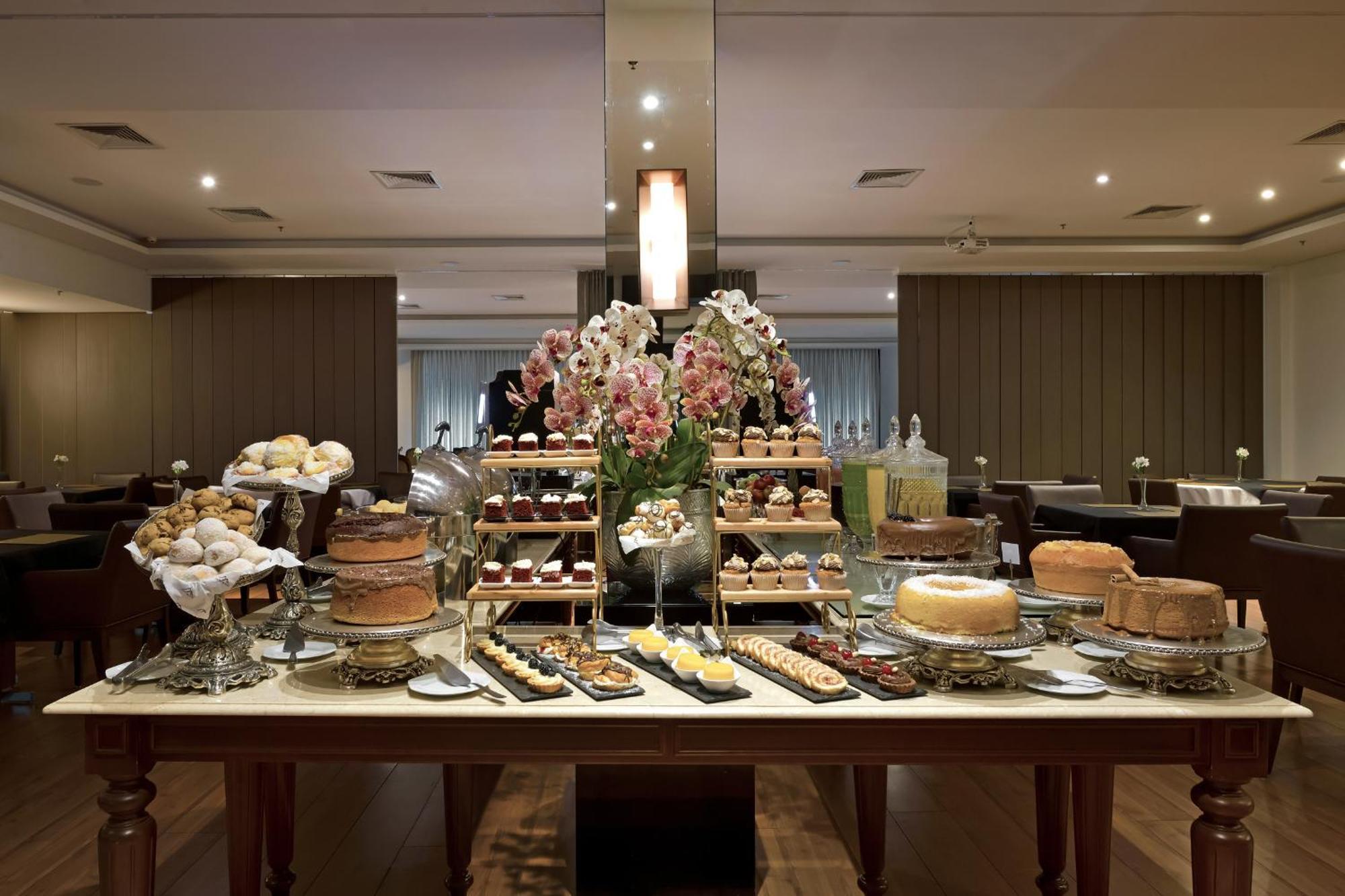 Hotel Mont Blanc Premium Рибейран-Прету Экстерьер фото A dessert buffet