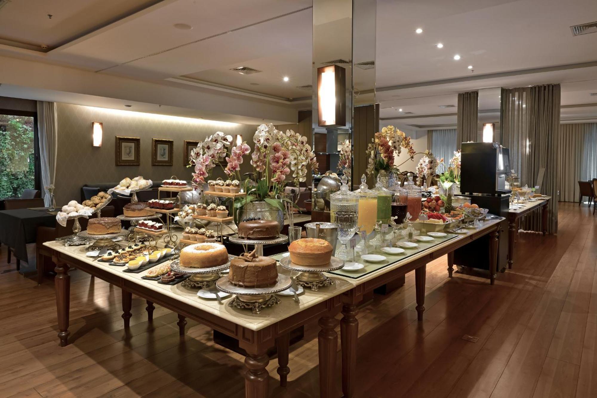 Hotel Mont Blanc Premium Рибейран-Прету Экстерьер фото A dessert buffet