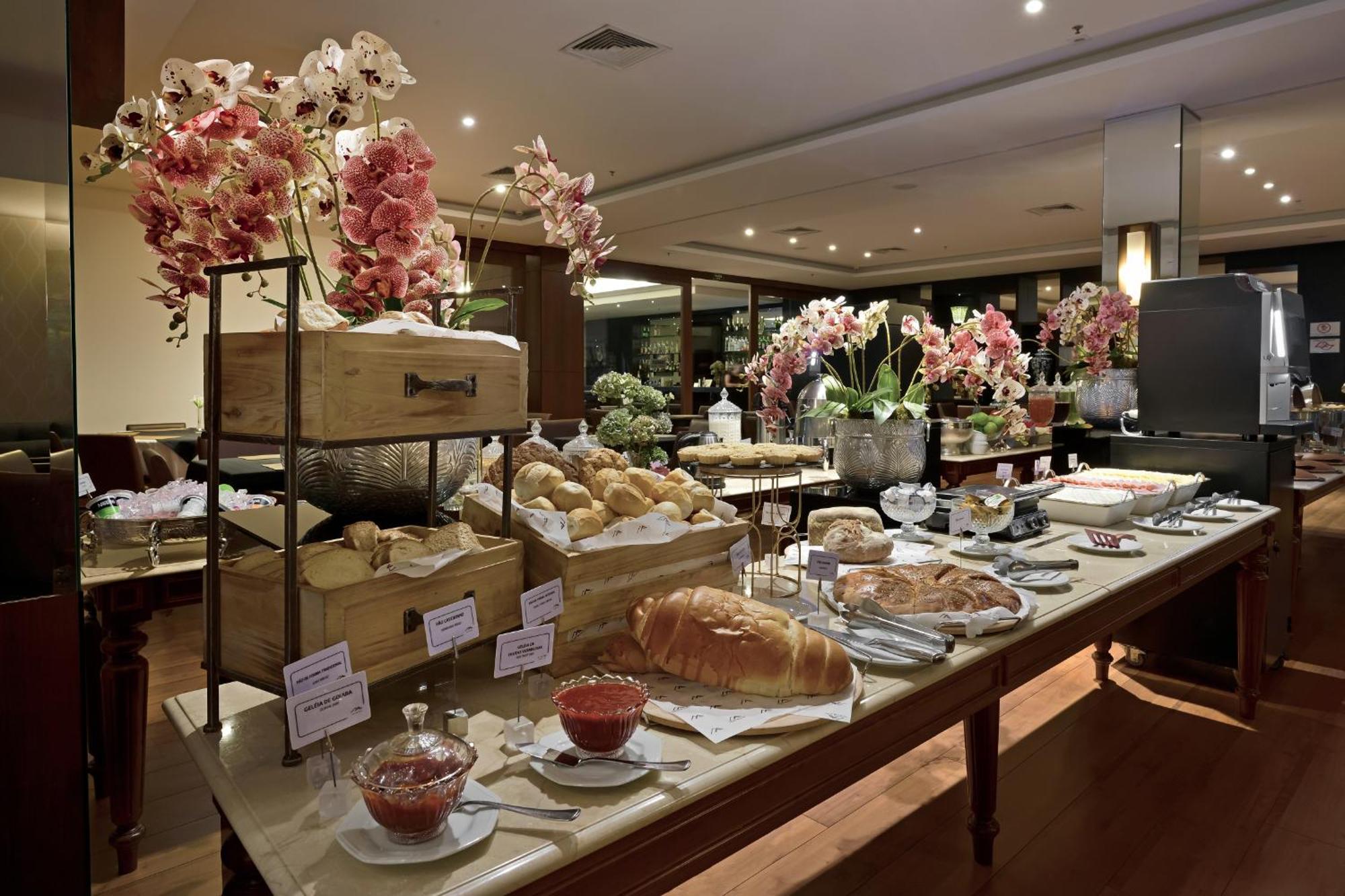 Hotel Mont Blanc Premium Рибейран-Прету Экстерьер фото A buffet at a hotel
