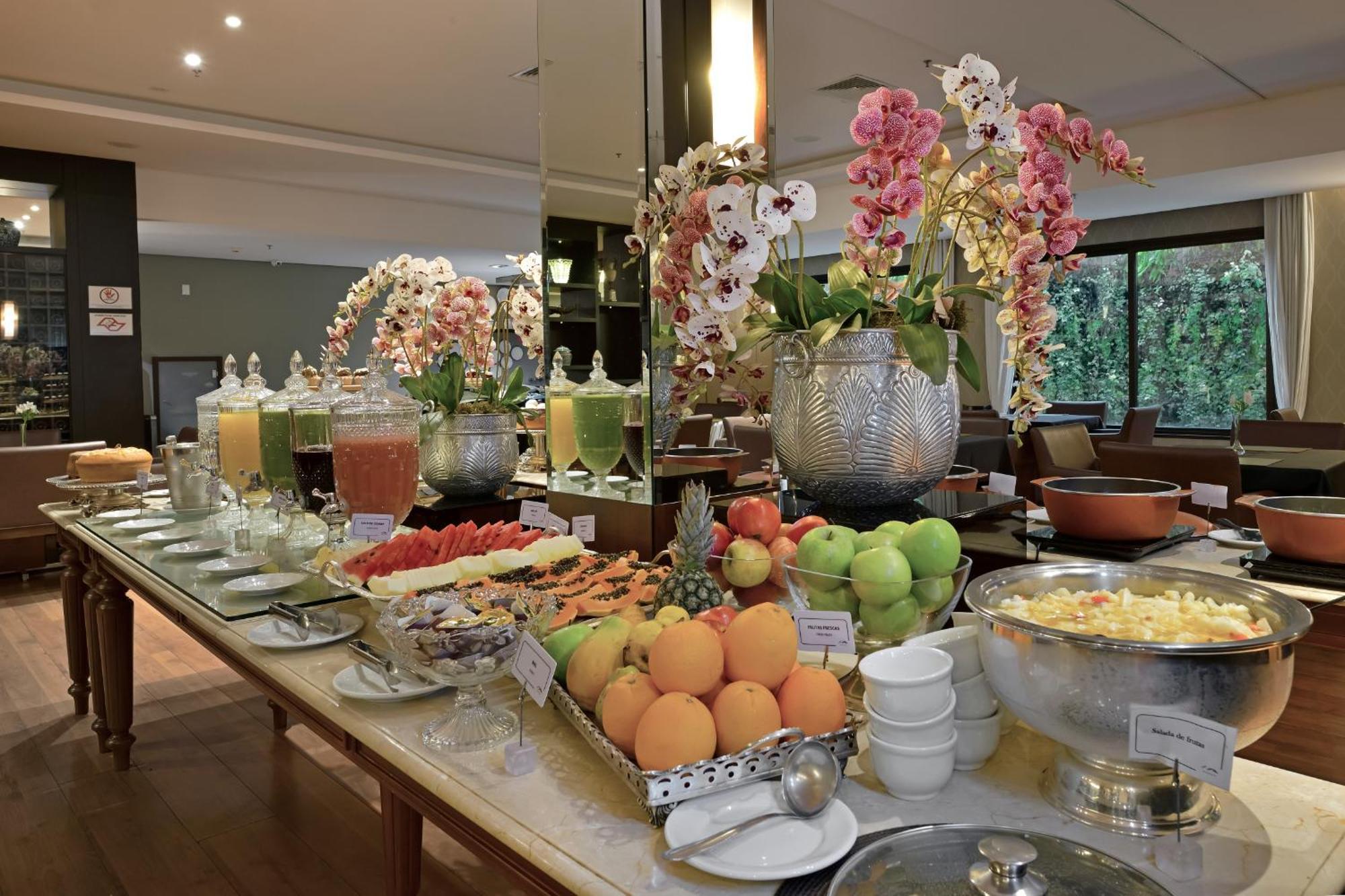 Hotel Mont Blanc Premium Рибейран-Прету Экстерьер фото A fruit buffet