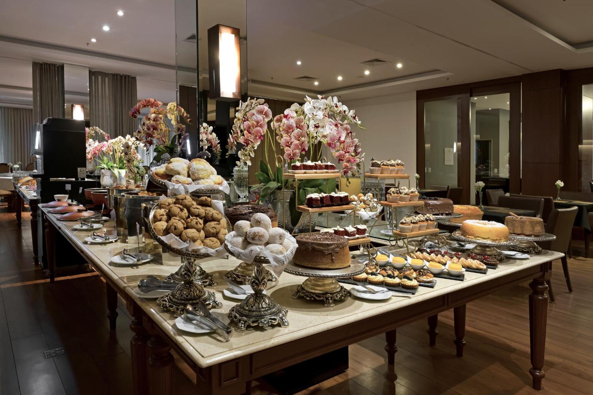 Hotel Mont Blanc Premium Рибейран-Прету Экстерьер фото A dessert table at a wedding reception