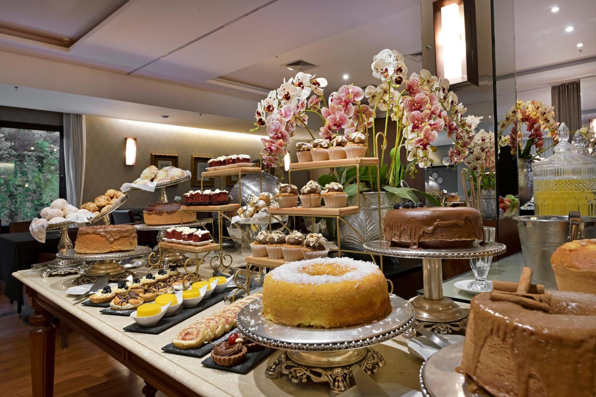 Hotel Mont Blanc Premium Рибейран-Прету Экстерьер фото A dessert buffet